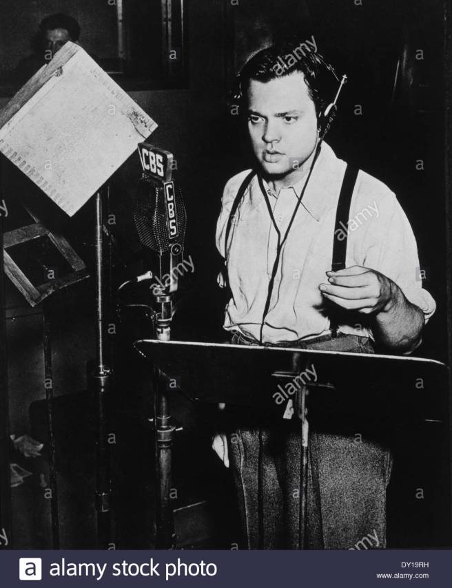 PayAttentionto orson-welles-radio-broadcast-of-war-of-the-worlds-october-30-1938-DY19RH